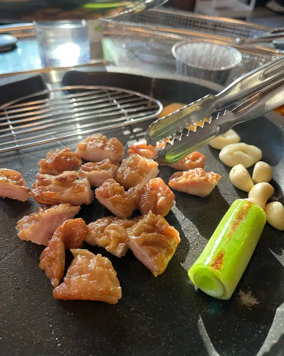 집게로 막창을 집는 모습