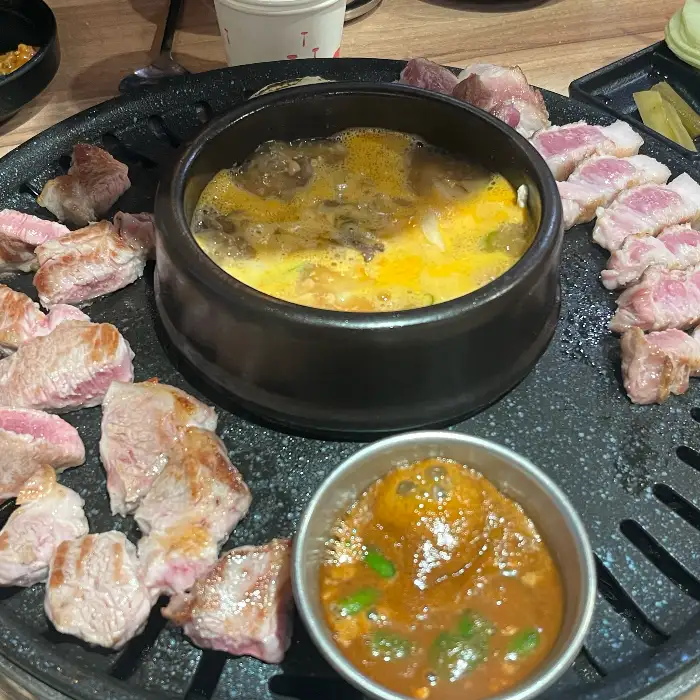 보글보글 끓는 된장찌개와 함께 나온 고기