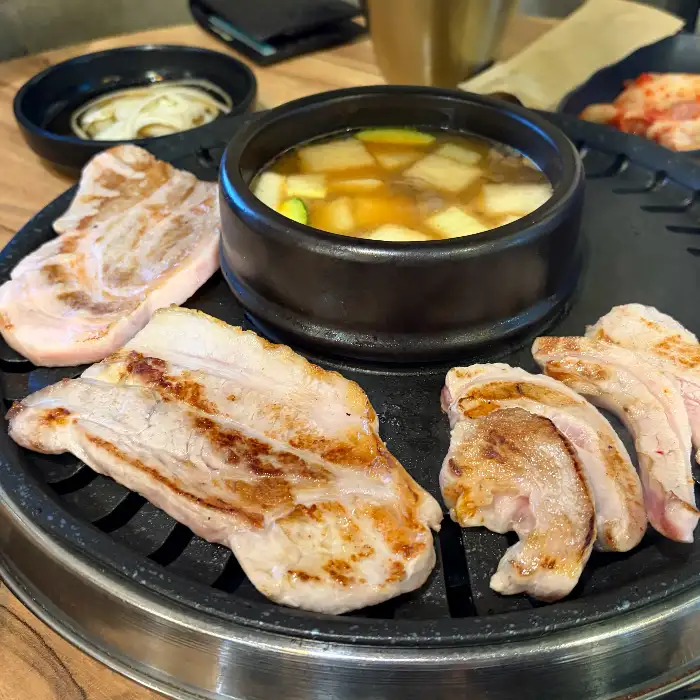 잘 구워진 삼겹살과 된장찌개