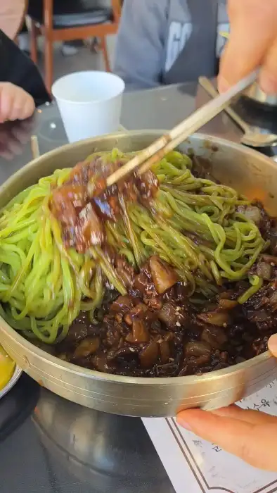 짜장면과 탕수육이 함께 담긴 사진