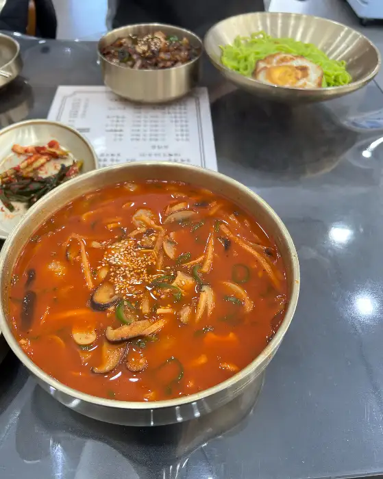 테이블에 차려진 다양한 음식 사진