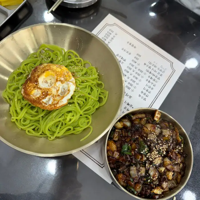 간짜장과 계란 프라이 올라간 면 사진
