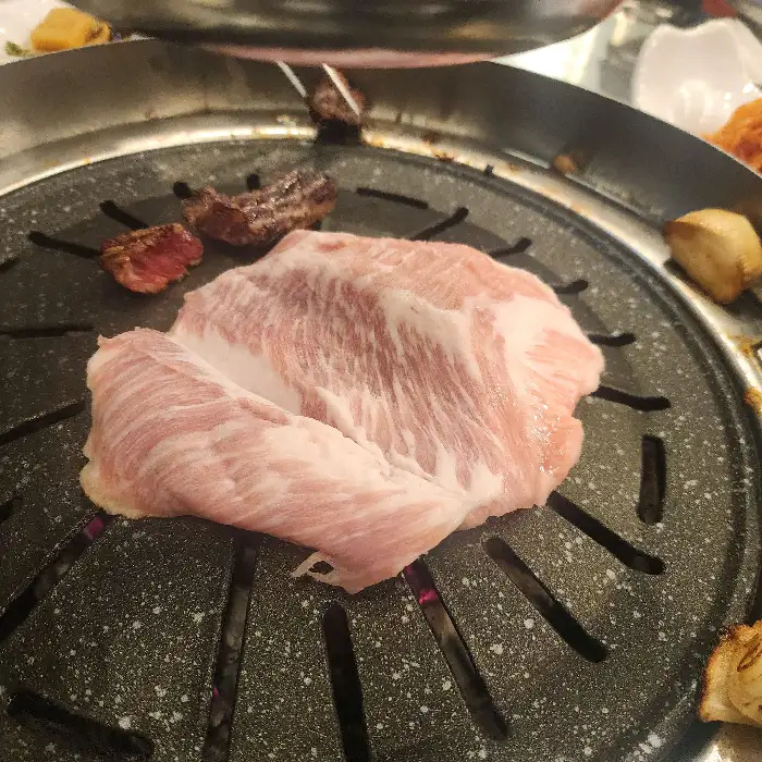 불판 위에서 익어가는 돼지 생갈비