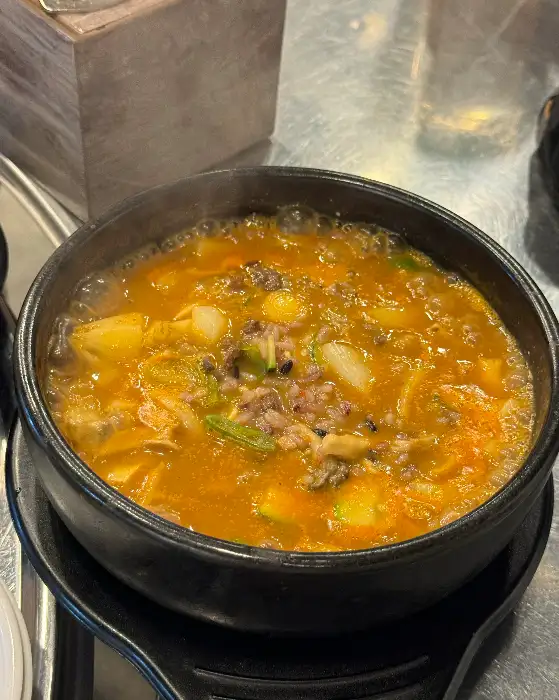 김이 모락모락 나는 된장찌개
