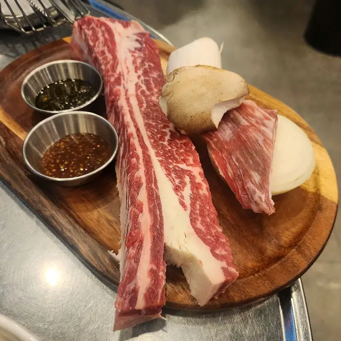 플레이팅된 신선한 우대갈비 조각들