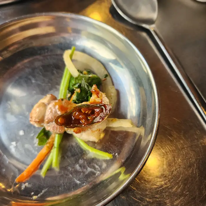 다양한 밑반찬과 쌈 채소가 놓인 식탁