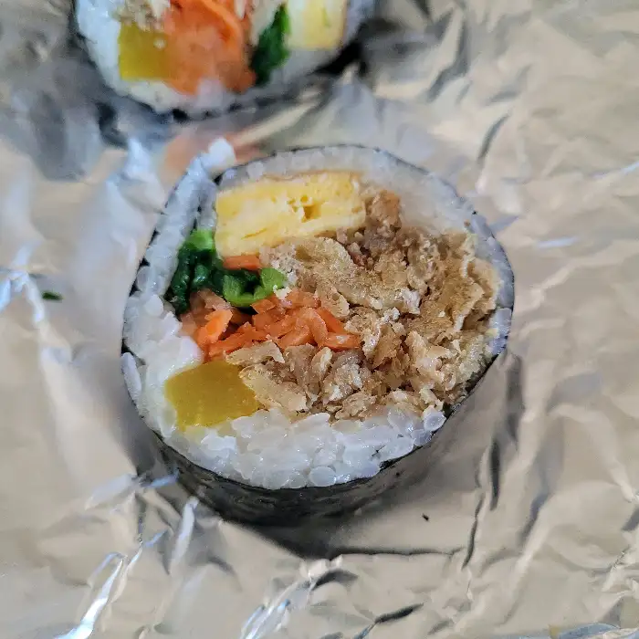 김밥 속 재료가 보이는 단면 클로즈업 사진