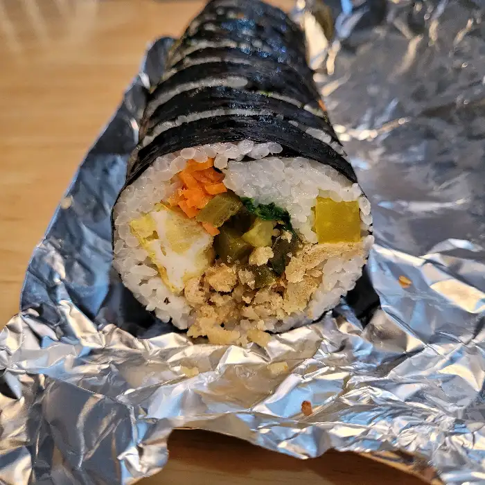 고추가 들어간 김밥 단면 클로즈업 사진
