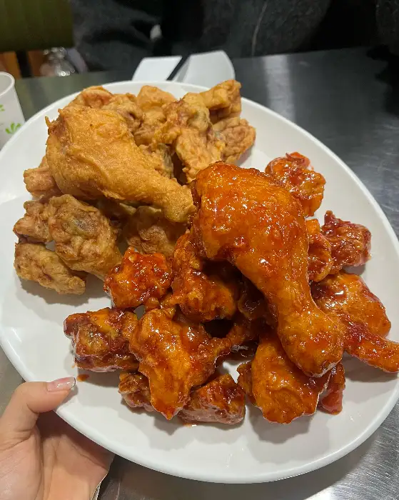 양념 치킨 조각들
