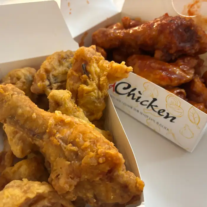 포장 박스에 담긴 치킨