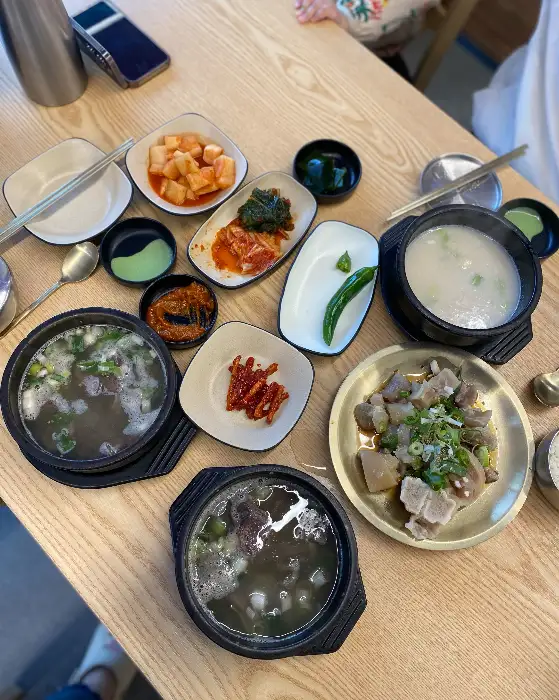 다양한 곰탕과 수육, 김치, 깍두기 등이 푸짐하게 차려진 상차림
