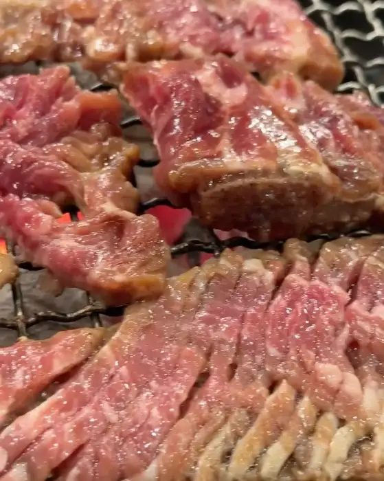 숯불 위에서 익어가는 양념갈비