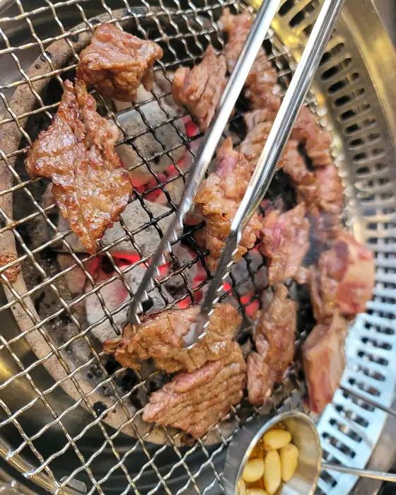 직원이 갈비를 뒤집는 모습