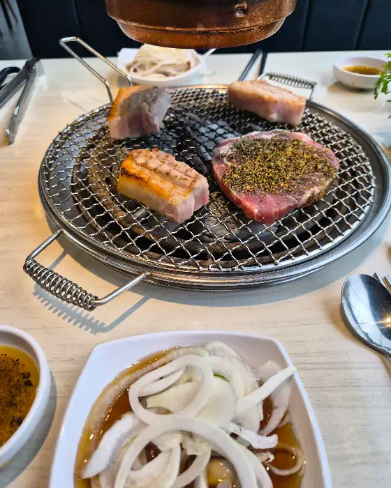 숯불 위에서 구워지는 돼지갈비