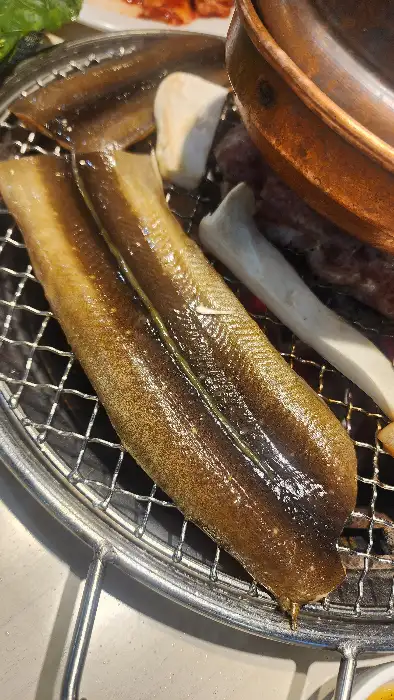 숯불 위에서 익어가는 장어