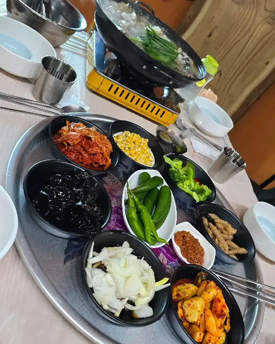 다양한 종류의 밑반찬이 담긴 접시