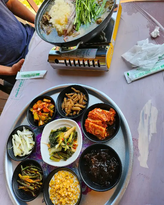 오리구이와 함께 나오는 다양한 반찬들
