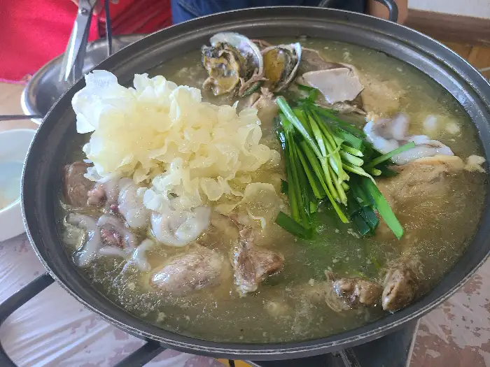 오리백숙에 해산물과 채소가 들어간 모습