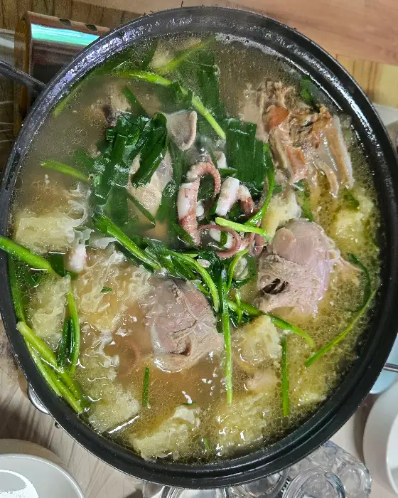 푸짐하게 담긴 오리백숙