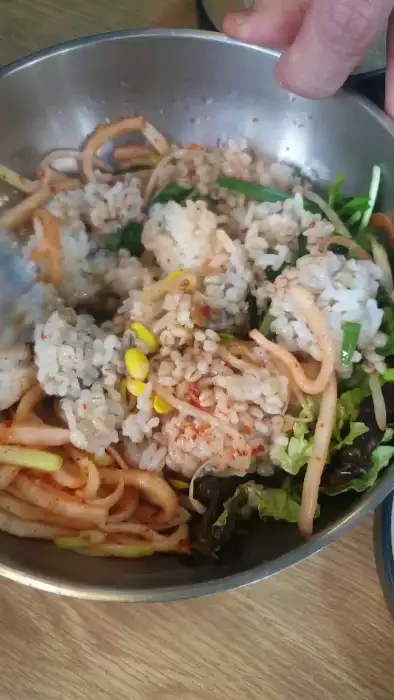 비빔밥 비비는 모습