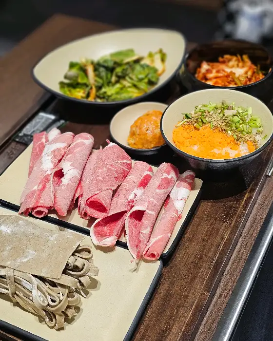 신선한 샤브샤브 재료와 곁들임 반찬들