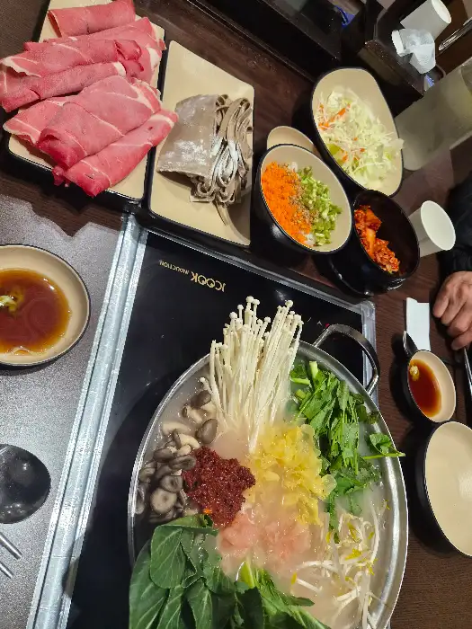 샤브샤브용 소고기와 곁들임 야채