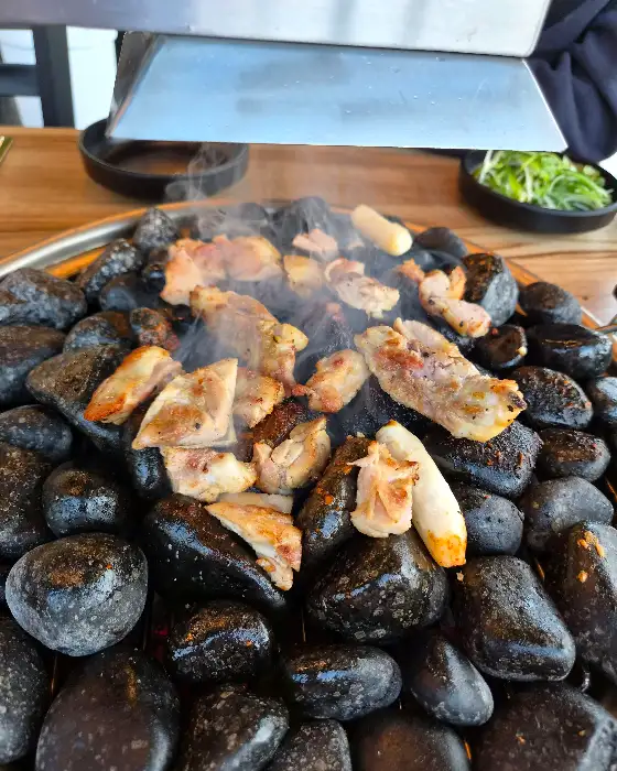맥반석 위에서 구워지고 있는 닭갈비