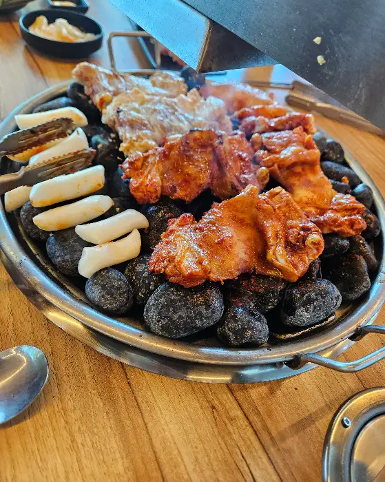 잘 익은 닭갈비 조각과 떡사리