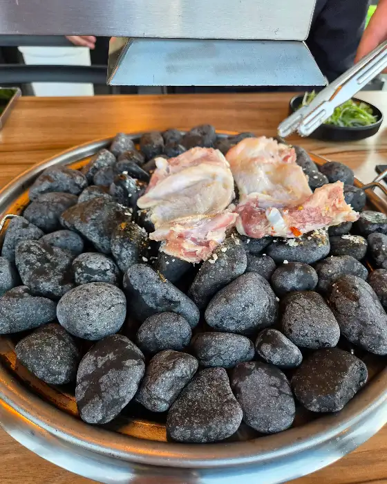 신선한 채소와 함께 나오는 막국수