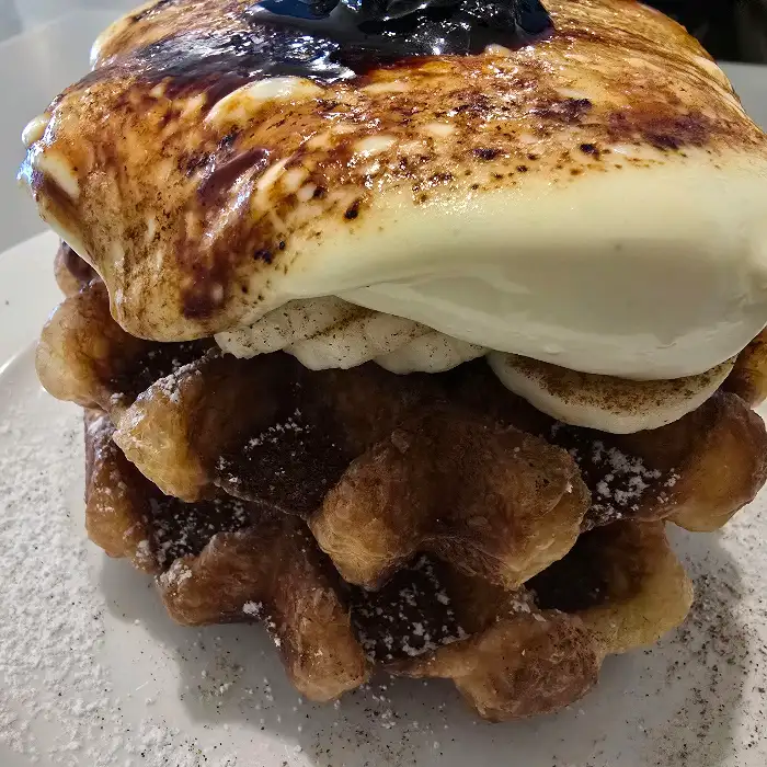 카라멜라이징된 크림 브륄레 토핑이 올라간 와플