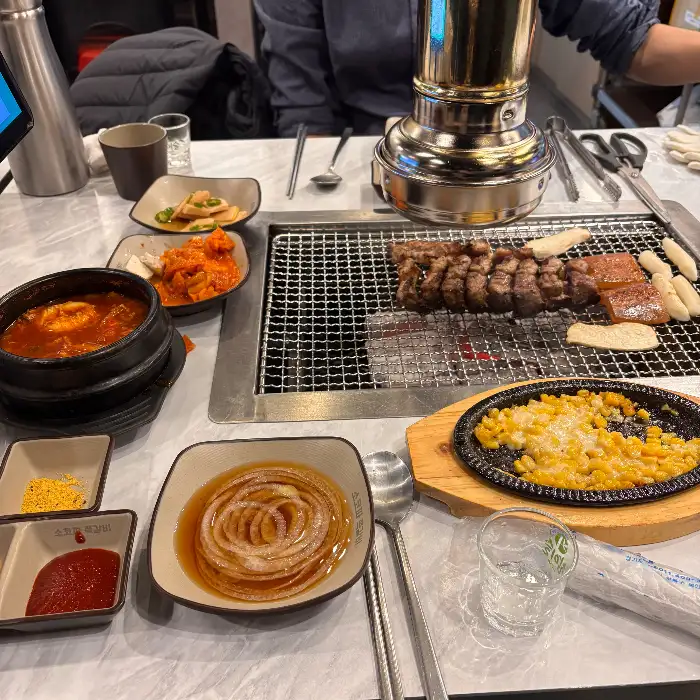 테이블에 차려진 푸짐한 식사 한상