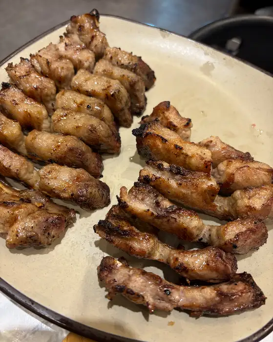 접시에 담긴 먹음직스러운 쪽갈비