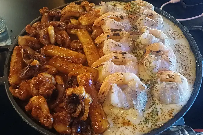 다양한 구성의 쭈꾸미와 새우 요리