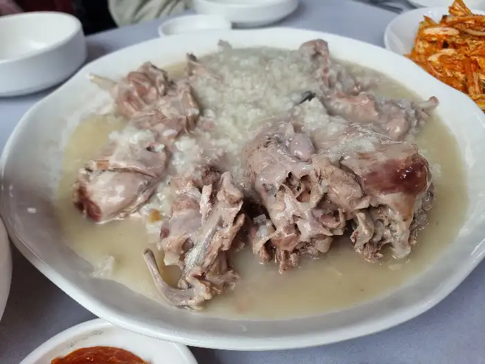 장수촌 누룽지백숙의 풍성한 비주얼