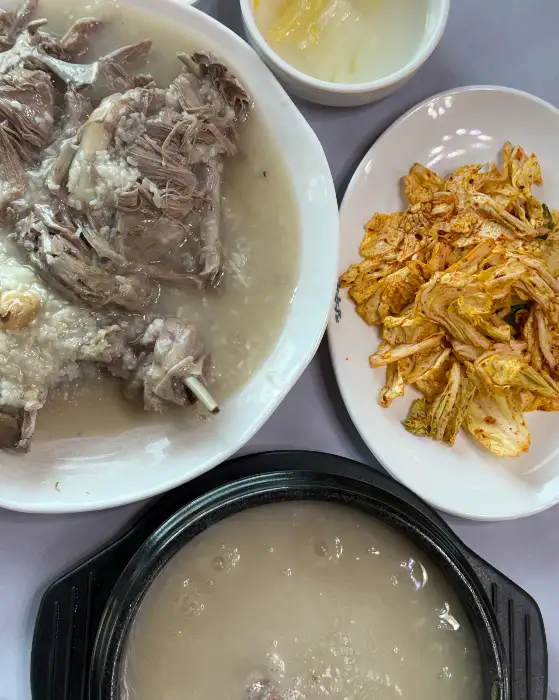 장수촌 누룽지백숙의 뽀얀 국물과 닭고기