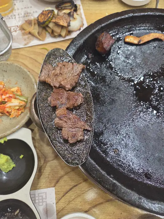 돌판 위에 올라간 한우 구이
