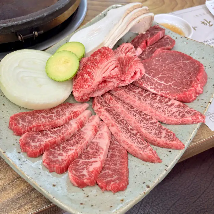 신선한 한우 모듬 플레이트