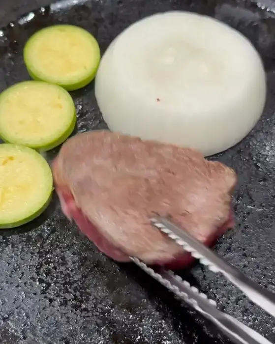 돌판에 함께 굽는 채소와 고기
