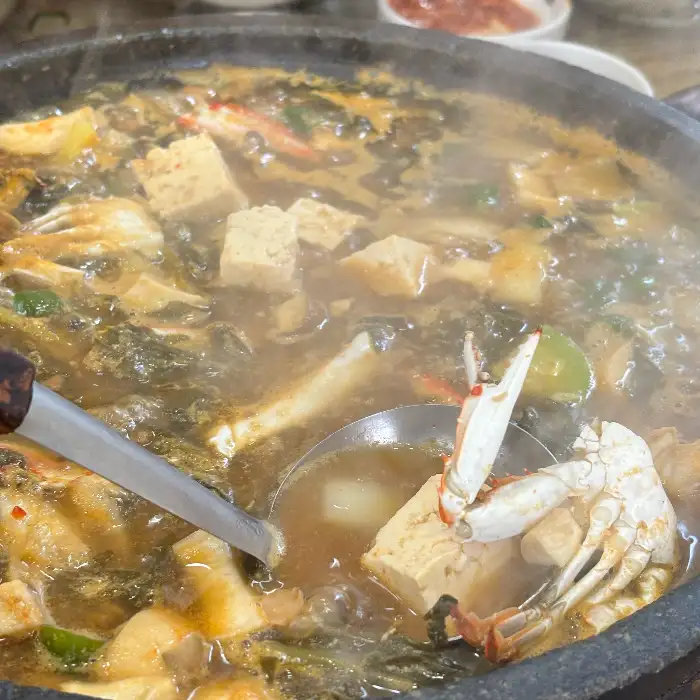 돌판에 끓여지는 우거지 된장찌개