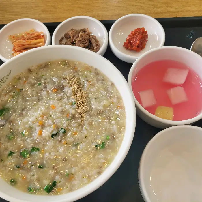 쇠고기 야채죽과 밑반찬, 동치미