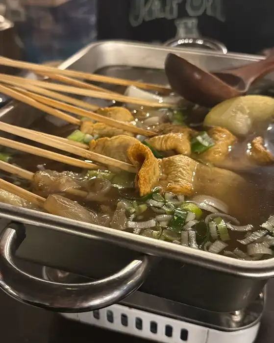 어묵과 국물, 젓가락으로 집어 올린 모습