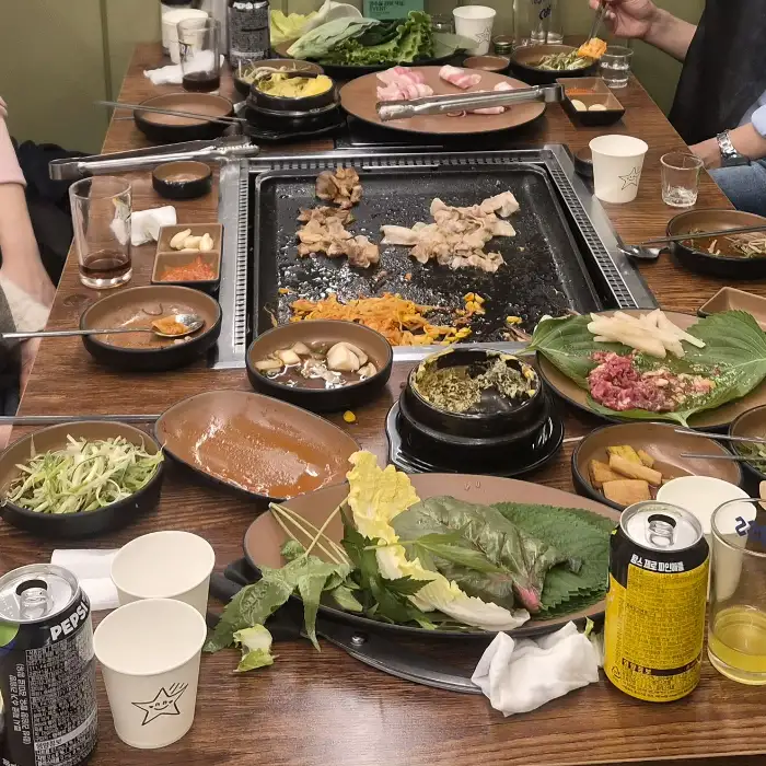 푸짐하게 차려진 테이블 한상