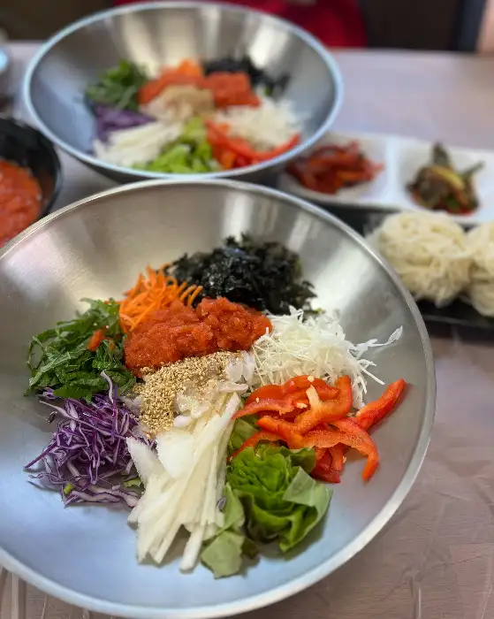 물회 속 신선한 재료의 모습