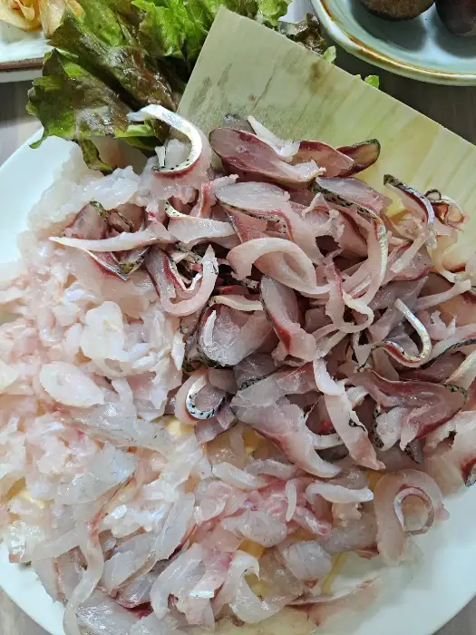 접시에 가지런히 담긴 회