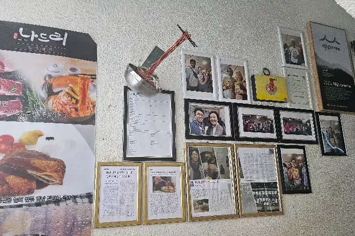 가게 내부 벽면 장식