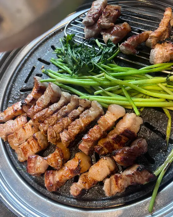 잘 구워진 삼겹살과 목살, 그리고 쌈 채소
