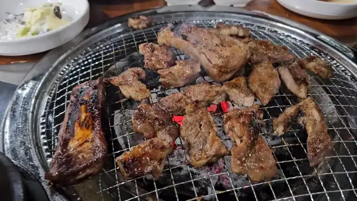 숯불 위에서 익어가는 돼지갈비