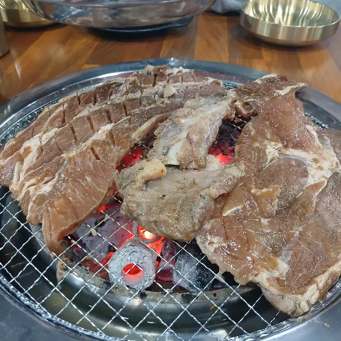 숯불 위에서 맛있게 익어가는 돼지갈비