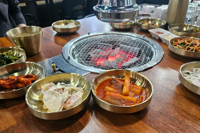 다양한 밑반찬과 함께 나온 돼지갈비