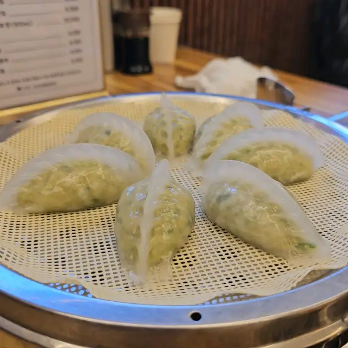 찜기에 담겨 나온 고기만두